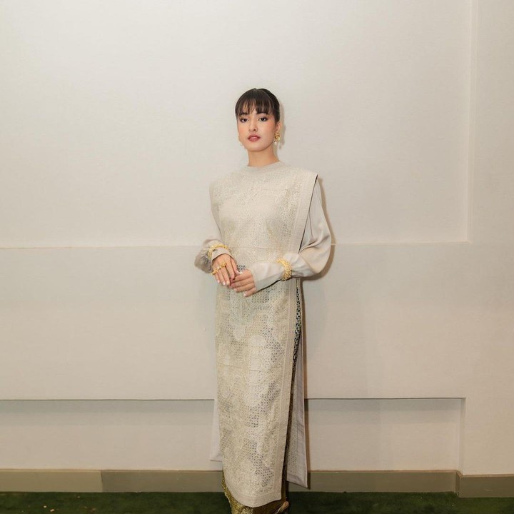 <p>Banyak netizen yang menyebut gaya Mawar sangat anggun. "Kamu terlihat sangat stunning," ungkap seorang netizen. "Anggung, baik hati, cantik luar dan dalam," papar netizen lainnya. (Foto: Instagram: @mawar_eva)</p>