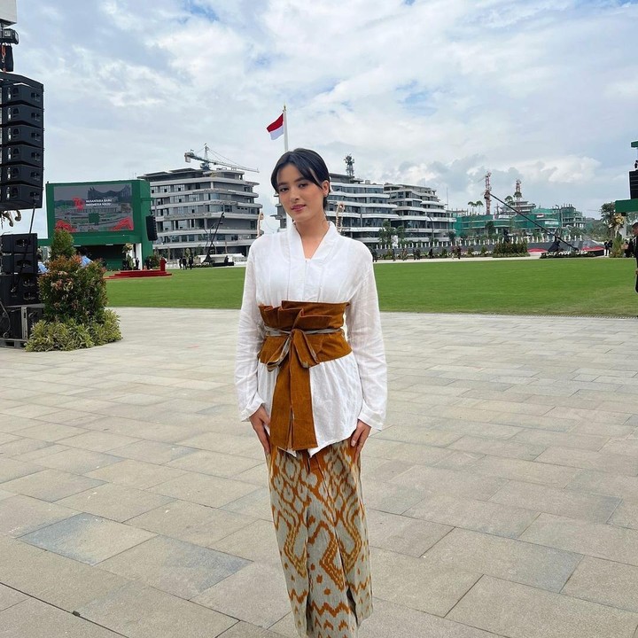 <p>Ketika menghadiri acara di IKN, Mawar terlihat memesona dengan kebaya warna putih, Bunda. Tidak hanya itu, tampilannya pun disempurnakan dengan obie belt cokelat dan rok batik warna senada. (Foto: Instagram: @mawar_eva)</p>