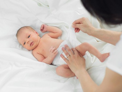 Pantau Berat Badan Bayi 2 Bulan yang Ideal, Beserta Perkembangan & Cara Menaikkannya