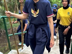 Momen Menpar Widiyanti dan Kabinet Merah Putih Hiking di Lembah Tidar