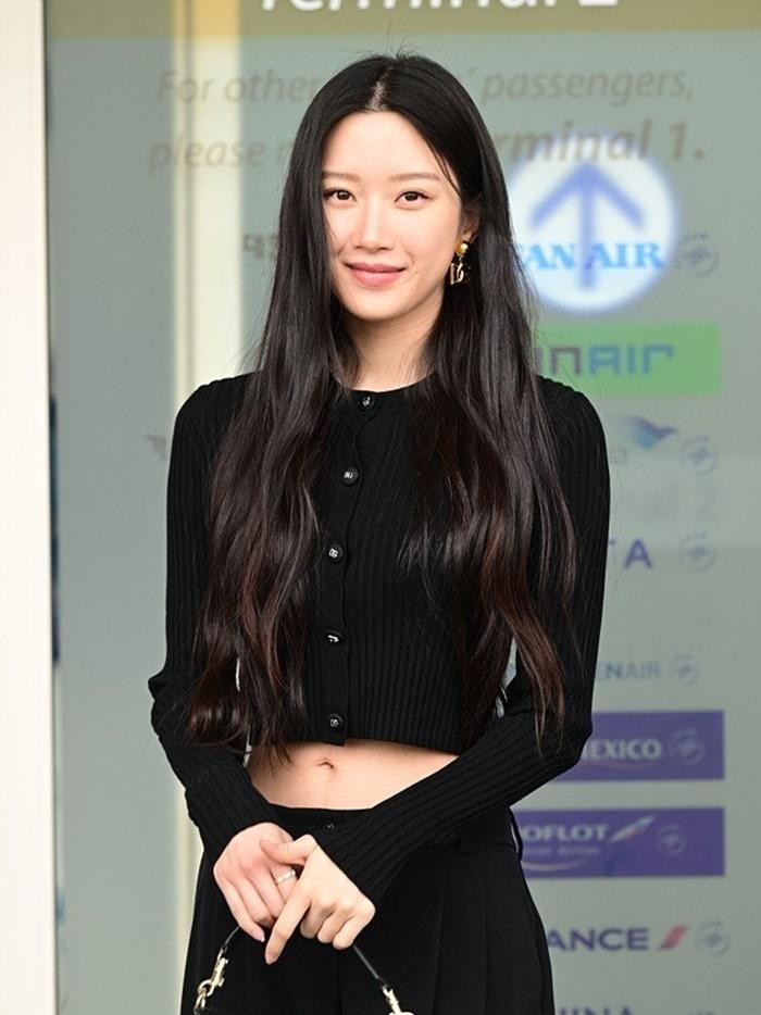 Moon Ga Young tampil kasual dengan paduan crop top lengan panjang dan celana kain berwarna hitam. Outfit ini cocok banget dipakai hang out atau nge-date, Beauties!/ Foto: Dispatch