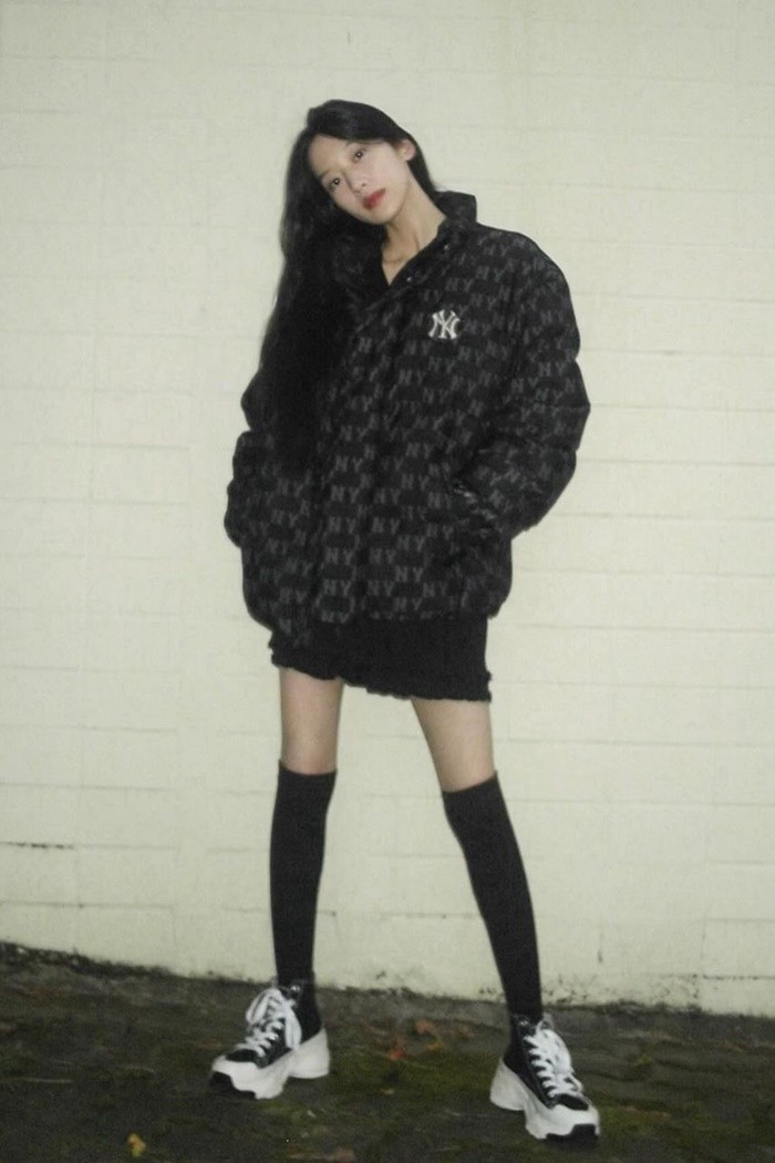 Moon Ga Young tetap tampil kece di musim dingin dengan memadukan jacket tebal, rok pendek, dan knee socks hitam. OOTD ala Moon Ga Young ini bisa jadi inspirasi Beauties untuk hang out santai bersama teman!/ Foto: Instagram/m_kayoung