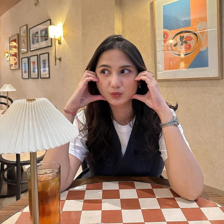<p>Hal tersebut diketahui langsung melalui beberapa <em>postingan</em> Maureen di akun Instagram pribadinya. "Mashaa Allah...kenapa sih kamu cantik pakai banget," tulis akun <em>@arrajat****.</em> "Mini me mamih Natalie sama cantik nya masyallah," tulis akun <em>@34****.</em> (Foto: Instagram@maureenbboo_)</p>