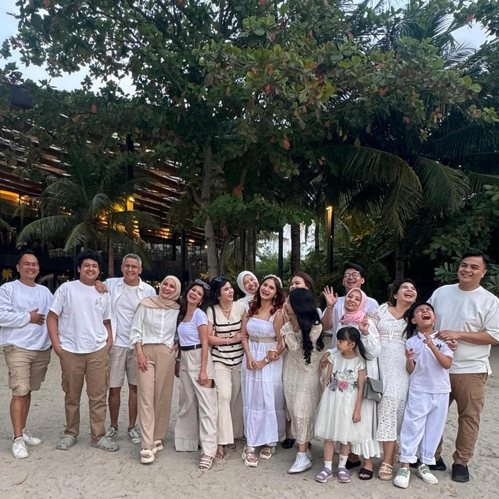 <p>Perempuan yang akrab disapa Maureen ini baru saja merayakan ulang tahun yang ke-23. Ia pun membagikan berbagai momen saat mengadakan pesta ulang tahun bersama keluarga dan teman-teman terdekatnya. (Foto: Instagram@maureenbboo_)</p>
