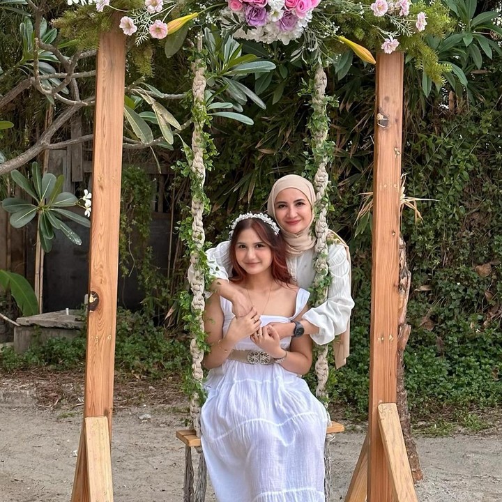 <p>Melalui unggahan tersebut, Maureen merayakan ulang tahunnya di pinggir pantai. Ia terlihat anggun dan menawan dengan balutan gaun berwarna putih, ya, Bunda. (Foto: Instagram@maureenbboo_)</p>
