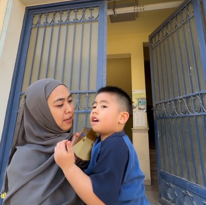 <p>Saat bertemu Si Bungsu Sulaiman, Oki langsung memeluk dan menggendongnya. Keduanya terlihat saling melepas rindu. Sulaiman tampak tak henti menebar senyum saat berjumpa dengan ibundanya. (Foto: Instagram @okisetianadewi)</p>