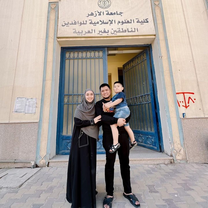 <p>Sebelum bertemu, Sulaiman terlihat menunggu sang Bunda di Universitas Al-Azhar. Kebetulan, saat itu Oki Setiana Dewi tengah kuliah atau melanjutkan pendidikan di Fakultas Ushuluddin, Universitas Al-Azhar. (Foto: Instagram @okisetianadewi)</p>