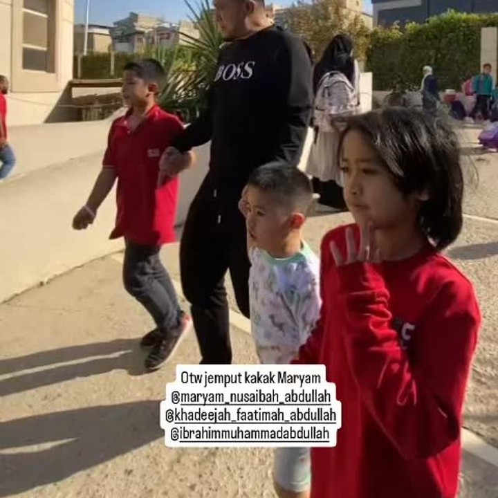 <p>Setelah bertemu dengan sang Bunda, Sulaiman melepas rindu dengan ketiga kakaknya. Oki membagikan momen saat Sulaiman bersama kedua kakaknya, Khadeejah dan Ibrahim, menjemput kakak tertua Maryam. (Foto: Instagram @sulaimanaliabdullah)</p>