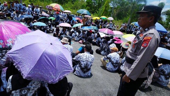 Kapolsek Baito Ipda Muhammad Idris dan Kanit Reskrim Polsek Baito Aipda Amiruddin dicopot usai diduga meminta uang damai ke guru SDN 4 Baito Supriyani.