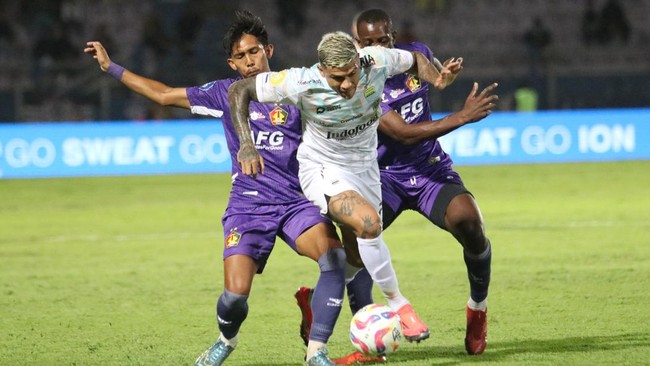 Persib Bandung berhasil mempecundangi Persik Kediri 2-0 dalam lanjutan Liga 1 2024/2025 di Stadion Brawijaya, Kediri, Senin (28/10).