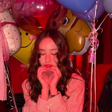 img-title Krystal Jung Bagikan Momen Bahagia Rayakan Ulang Tahun Ke-30