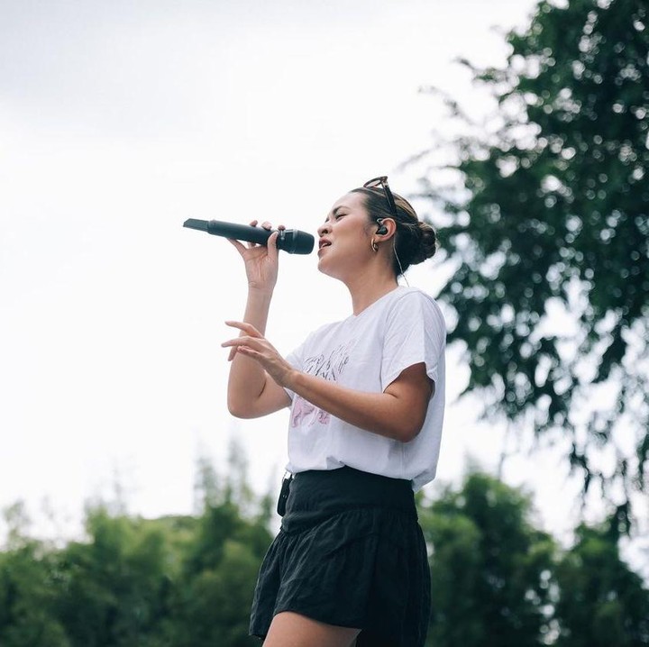 <p>Gaya berbusana dengan mini skirt dan kaos ini tak hanya digunakan Raisa dalam kesehariannya. Ia juga kerap memakai mini skirt saat tampil di atas panggung. Dalam satu penampilan, istri Hamish Daud ini terlihat mengenakan mini skirt hitam dan kaos puting saat manggung. (Foto: Instagram @raisa6690)</p>