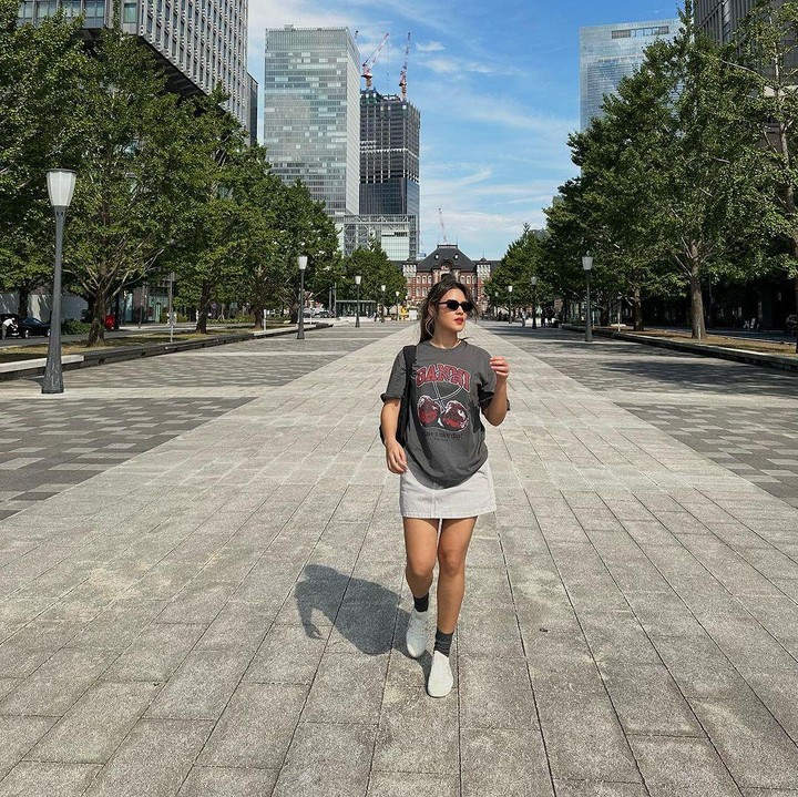 <p>Raisa sering mengenakan mini skirt yang dipadukan dengan kaos kasual dan sepatu kets. Bunda satu anak ini juga sering menggunakan tas kecil untuk menyempurnakan penampilannya. (Foto: Instagram @raisa6690)</p>
