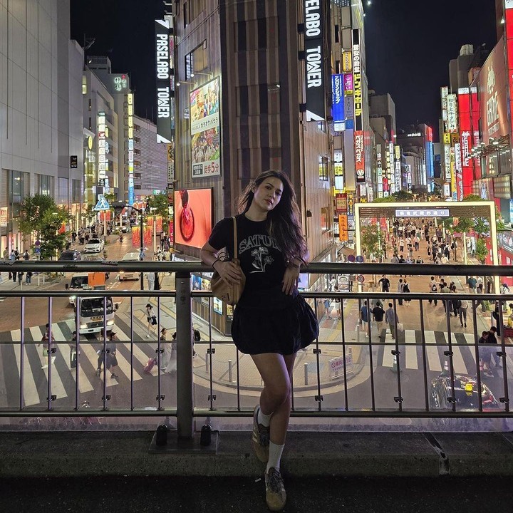 <p>Raisa biasanya suka mengenakan mini skirt dan kaos saat traveling. Gaya kasual ini pernah diperlihatkannya saat berjalan-jalan di Jepang dan Korea Selatan beberapa waktu lalu. (Foto: Instagram @raisa6690)</p>