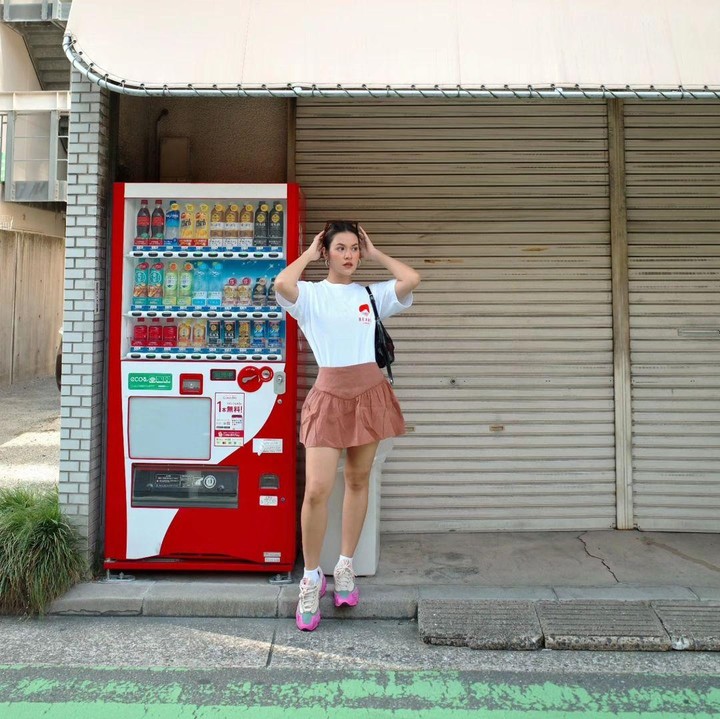 <p>Penampilan Raisa yang terbaru saat mengenakan mini skirt juga sempat mencuri perhatian. Saat berada di Jepang, Raisa memakai mini skirt berwarna cokelat moka yang dipadukan dengan kaos putih dan sepatu sneakers. Perempuan bernama lengkap Raisa Andriana ini tak lupa mengenakan tas hitam kecil dan aksesoris kacamata. (Foto: Instagram @raisa6690)</p>
