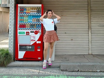 5 Potret Gaya Kasual Raisa, Stylish dengan Padu Padan Mini Skirt