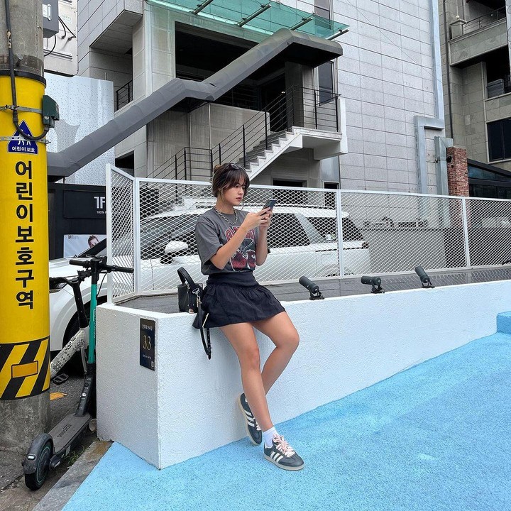 <p>Penyanyi Raisa dikenal cukup stylish karena sering mengenakan pakaian kasual mix and match yang menyesuaikan aktivitasnya. Salah satu gaya kasual yang sering dikenakannya adalah mini skirt. (Foto: Instagram @raisa6690)</p>