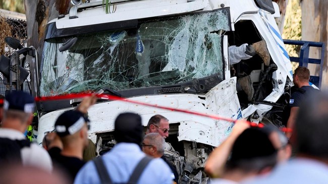 Sebuah truk menabrak halte bus di persimpangan jalan utama Kota Tel Aviv Israel pada Minggu (27/10).