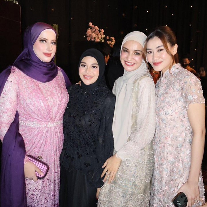<p>Beberapa rekan artis yang turut hadir menjadi tamu undangan unduh mantu Yislam dan Miskah di antaranya adalah Tasyi Athasyia, Aurel Hermansyah, Shireen Sungkar, hingga Aaliyah Massaid. (Foto: Instagram@shireensungkar)</p>