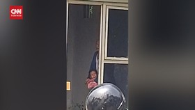 VIDEO: Pria Bersenjata Tajam Sekap Anak Perempuan di Pospol Pejaten
