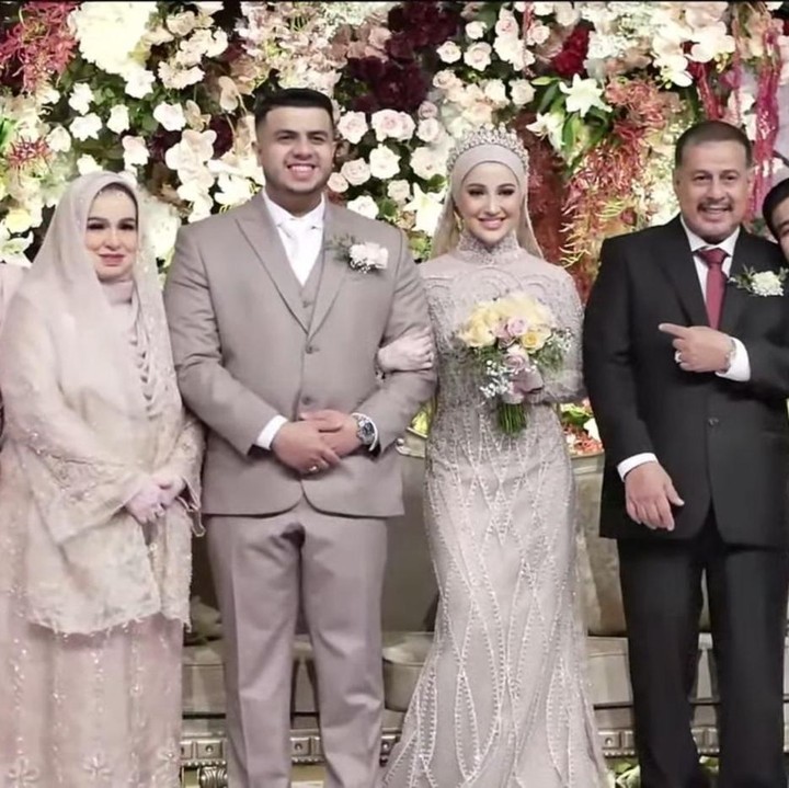 <p>Yislam Aljaidi adalah kakak Fadil Jaidi yang telah resmi menikah dengan perempuan cantik bernama Miskah Shafa pada Sabtu (19/10/2024). Belum lama ini, keduanya menyelenggarakan acara unduh mantu. (Foto: YouTube Fadil Jaidi)</p>
