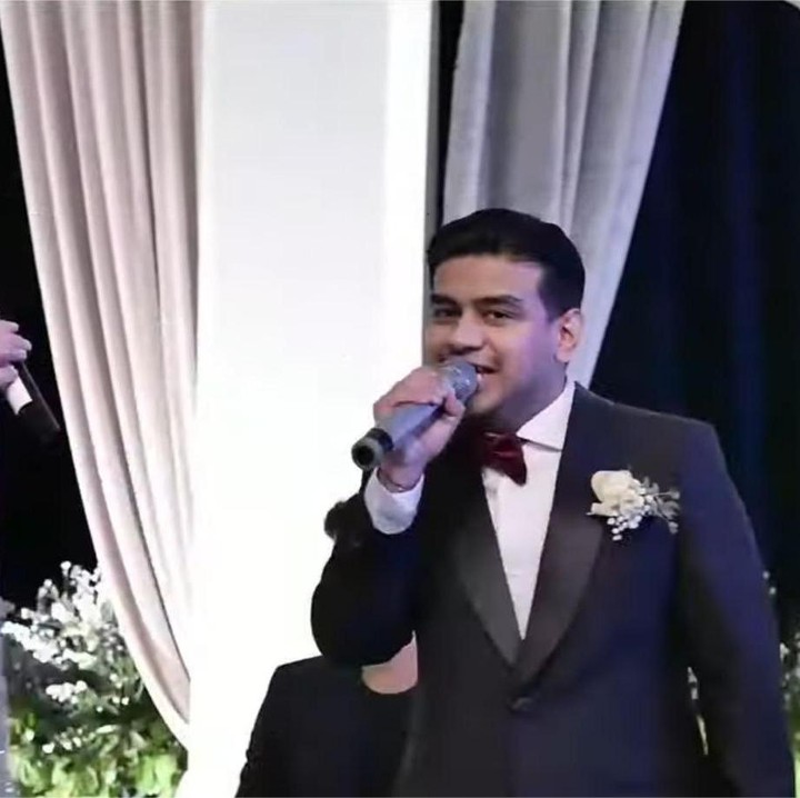 <p>Acara unduh mantu itu juga dimeriahkan oleh penampilan penyanyi Nassar. Pada kesempatan itu, Fadil terlihat begitu antusias membawakan lagu Seperti Mati Lampu bersama sang penyanyi. (Foto: YouTube Fadil Jaidi)</p>