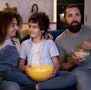 8 Rekomendasi Film Netflix yang Cocok Ditonton Bareng Anak, Ada Sekolah Sihir Sampai Petualangan Bareng Dora!