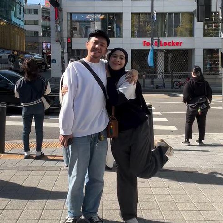 <p>Selama di Korea Selatan, Omesh dan Dian Ayu banyak menghabiskan waktu di ibu kota Korea Selatan, Seoul. Pasangan yang menikah pada 8 Juli 2012 ini menikmati waktu berdua di jalanan kota Seoul yang modern. (Foto: Instagram @omeshomesh/ @dianayulestari)</p>