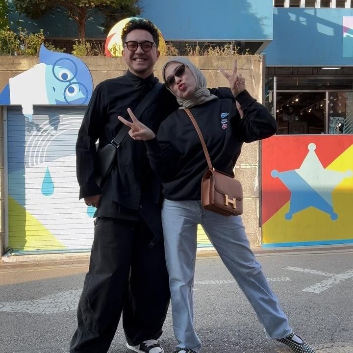 <p>Dian Ayu dan Omesh tampaknya sengaja memilih outfit yang kasual dan trendi. Keduanya ingin terlihat awet muda, Bunda. "Namanya jugaa tuaa gak mau keliatan," tulis Dian Ayu dalam salah satu unggahan video di Korea Selatan. (Foto: Instagram @omeshomesh/ @dianayulestari)</p>