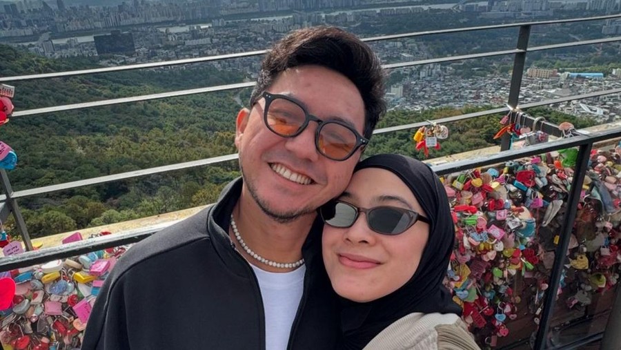 Ananda Omesh dan istrinya Dian Ayu Lestari