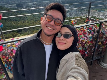7 Potret Omesh & Dian Ayu Liburan ke Korea Selatan, Bagikan Momen Romantis di Namsan Tower