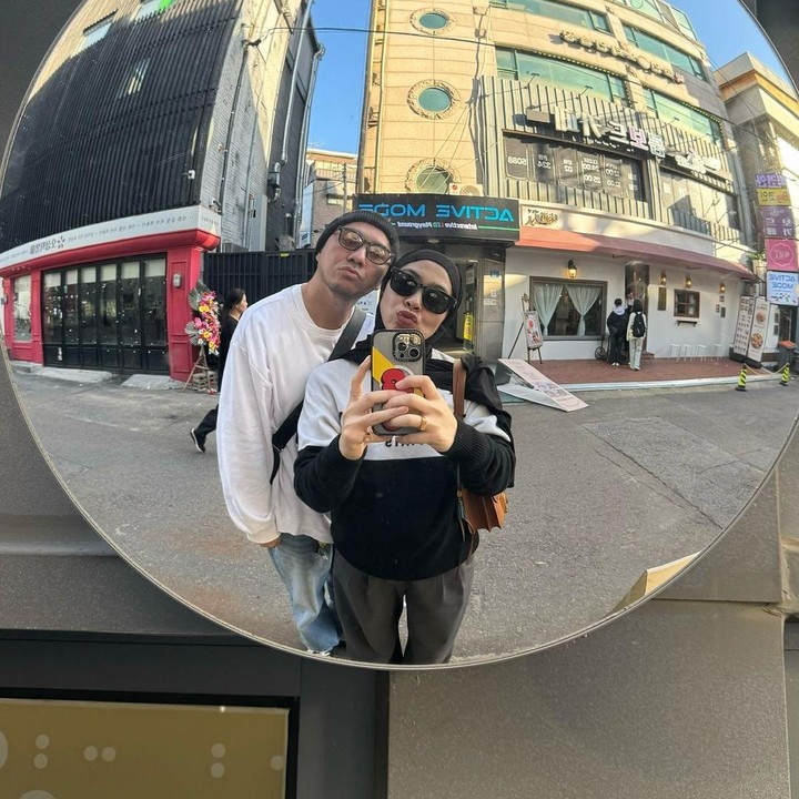 <p>Selama berada di Korea Selatan, Omesh dan Dian Ayu sering mengenakan <em>oufit of the day</em> (OOTD) yang kasual, namun <em>stylish</em> dan trendi. Pasangan ini juga memakai baju yang menyesuaikan dengan musim di sana yang sedang memasuki musim gugur. (Foto: Instagram @omeshomesh/ @dianayulestari)</p>