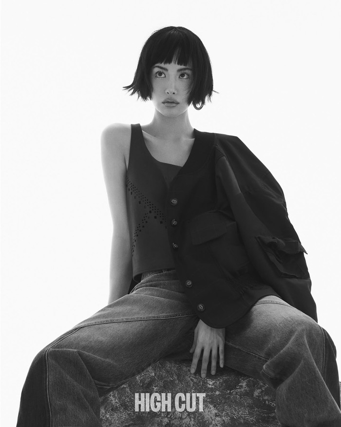 Artis Korea kelahiran tahun 1991 ini pun menunjukkan kemahirannya dalam berpose bak model profesional di depan kamera, membuktikan bahwa dirinya memang terlahir sebagai bintang mengingat segudang bakat yang dimilikinya./ Foto: instagram.com/highcutmag