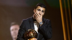 FOTO: Rodri Emosional Raih Ballon d'Or 2024, Madrid Kompak Boikot