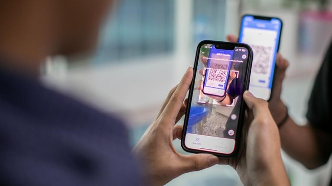 Fitur QRIS Transfer di BRImo memungkinkan nasabah melakukan transfer antar rekening dengan cara yang praktis, efisien, dan aman.
