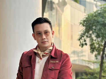img-title TV Jumbo Jadi Benda Wajib Bagi Denny Sumargo yang Gamer & Gemar Nonton