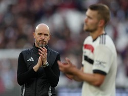 Ten Hag Langsung Mudik Usai Dipecat, Eh Pesawatnya Delay 2 Jam