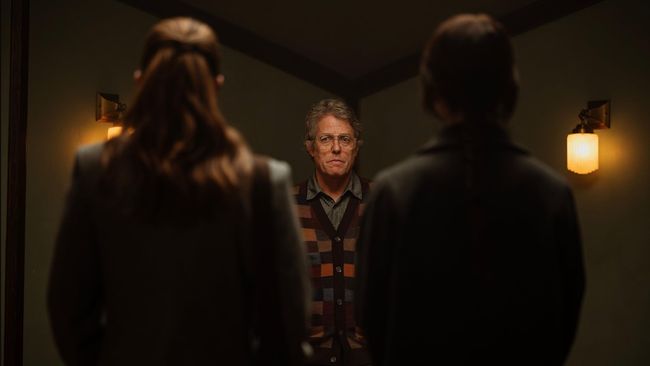 Sinopsis Heretic tentang Hugh Grant menguji keyakinan dan agama dari dua misionaris yang diperankan Sophie Thatcher dan Chloe East.