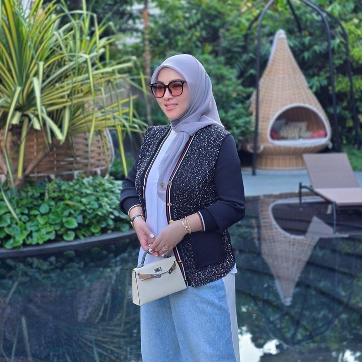 <p>Pada unggahan yang sama, Syahrini pun mengganti <em>cardigan</em> merahnya dengan <em>blazer tweed</em> warna hitam. Ia melengkapi penampilannya dengan menenteng tas krem mungil. (Foto: Instagram: @princessyahrini)</p>