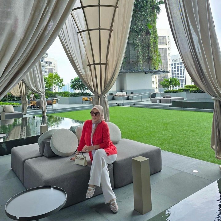 <p>Pada sebuah unggahan, Syahrini terlihat duduk dengan santai mengenakan <em>cardigan</em> warna merah. Tidak hanya itu, ia juga memakai <em>inner</em> warna putih dan celana warna senada. (Foto: Instagram: @princessyahrini)</p>