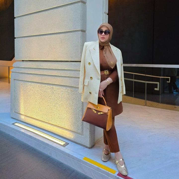 <p>Setelah melahirkan, Syahrini kembali memperlihatkan gayanya yang <em>fashionable</em>, Bunda. Istri Reino Barack ini pun terlihat tetap <em>stylish</em> dan <em>glowing</em> seperti biasa. (Foto: Instagram: @princessyahrini)</p>