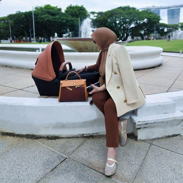 <p>Penyanyi cantik Syahrini melahirkan seorang anak perempuan bertepatan pada hari ulang tahunnya yang ke-44. Di bulan Oktober, sang putri yang berinisial R pun sudah genap berusia dua bulan. (Foto: Instagram: @princessyahrini)</p>