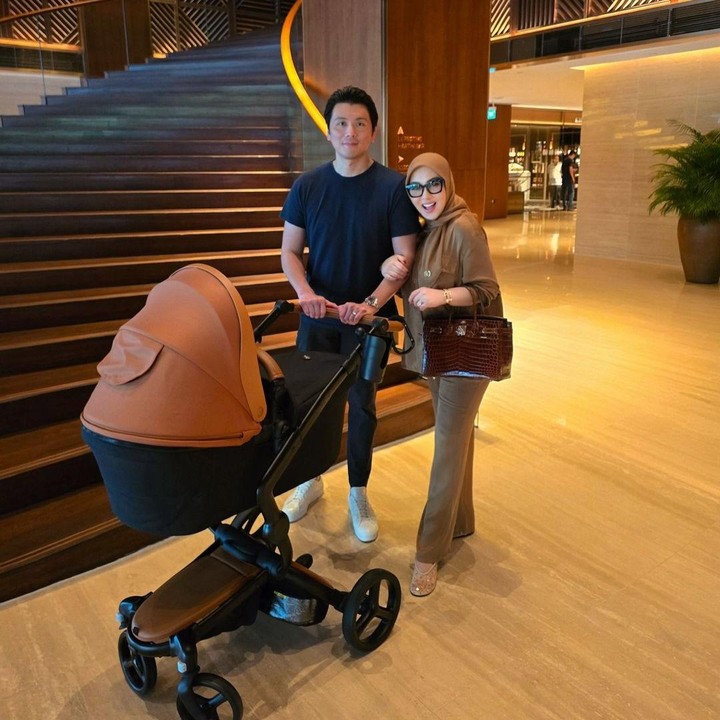 <p>Saat memomong baby R bersama sang suami, Reino Barack, Syahrini kembali tampil menawan dengan setelah serta cokelat. Tidak ketinggalan, Syahrini juga menambahkan aksesoris kacamata dan tas cokelat tua. (Foto: Instagram: @princessyahrini0</p>