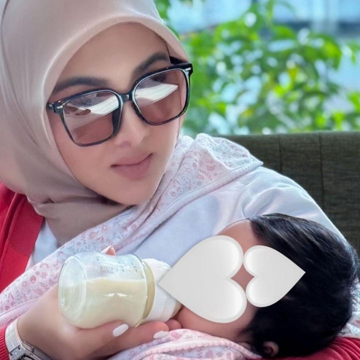 <p>Dengan gaya yang sama, Syahrini turut menggendong dan menyusui sang putri. Banyak netizen yang salah fokus dengan rambut baby R yang sangat tebal. "Rambutnya lebat Princessinces," kata seorang netizen. "Rambutnya <em>masyaAllahhhh</em>," tutur netizen lainnya. (Foto: Instagram: @princessyahrini)</p>