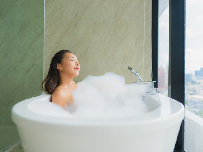 Ilustrasi mandi susu/ Foto: Freepik.com/lifeforstock