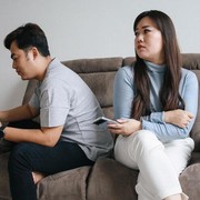 3 Tanda Kamu dan Pasangan Cuma Bertahan, Bukan Benar-Benar Bersama