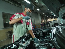 Kapan Oli Mesin Mobil Hybrid Harus Diganti?