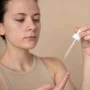 5 Kesalahan Memakai Serum yang Bikin Hasilnya Tidak Maksimal