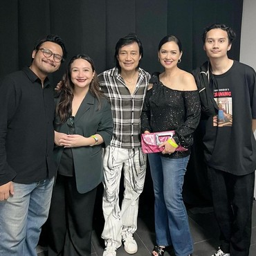 Kompaknya Ira Wibowo dan Anak Sambung Nonton Konser Katon Bagaskara