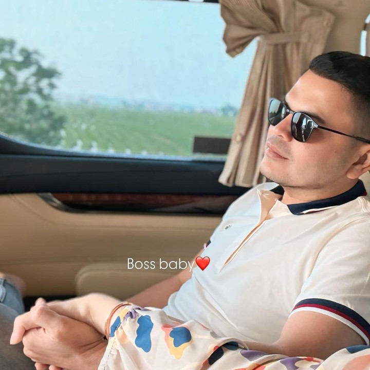 <p>Irish Bella juga membagikan potret saat bersama sang suami. Dalam foto ini, Irish Bella tampak menggenggam tangan suaminya di dalam mobil. Perempuan bernama lengkap Yris Jetty Dirk de Beule ini menulis caption "<em>Boss baby</em>" dan emoticon cinta dalam unggahan tersebut. (Foto: Instagram @_irishbella_)</p>
